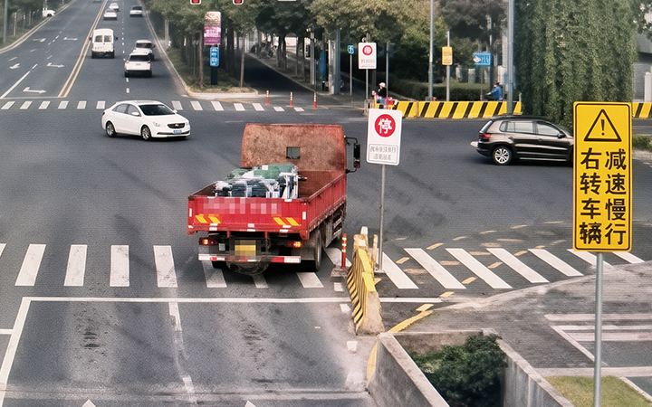 大车右转未停靠检测